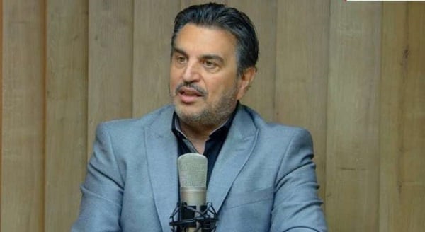 Maroun El Khaouli seul devant un microphone en studio